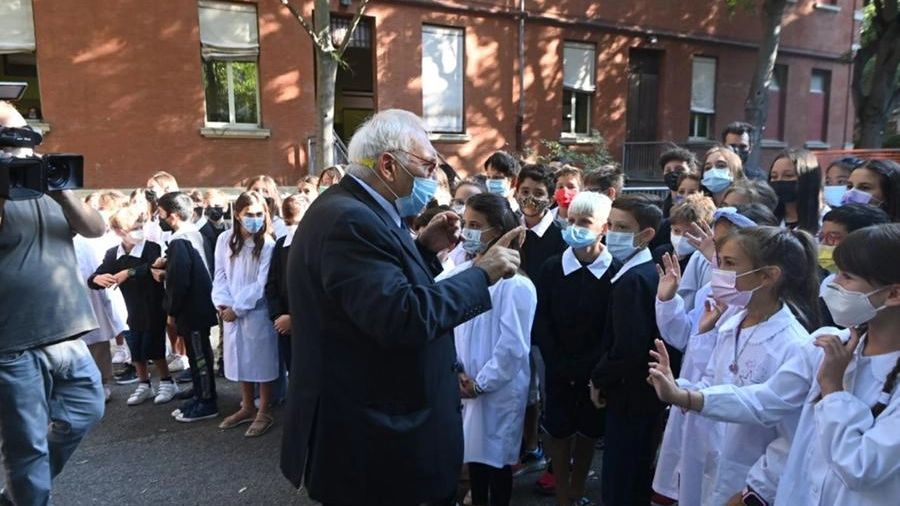 Il ministro all'Istruzione Bianchi con gli studenti al primo giorno di scuola a Bologna