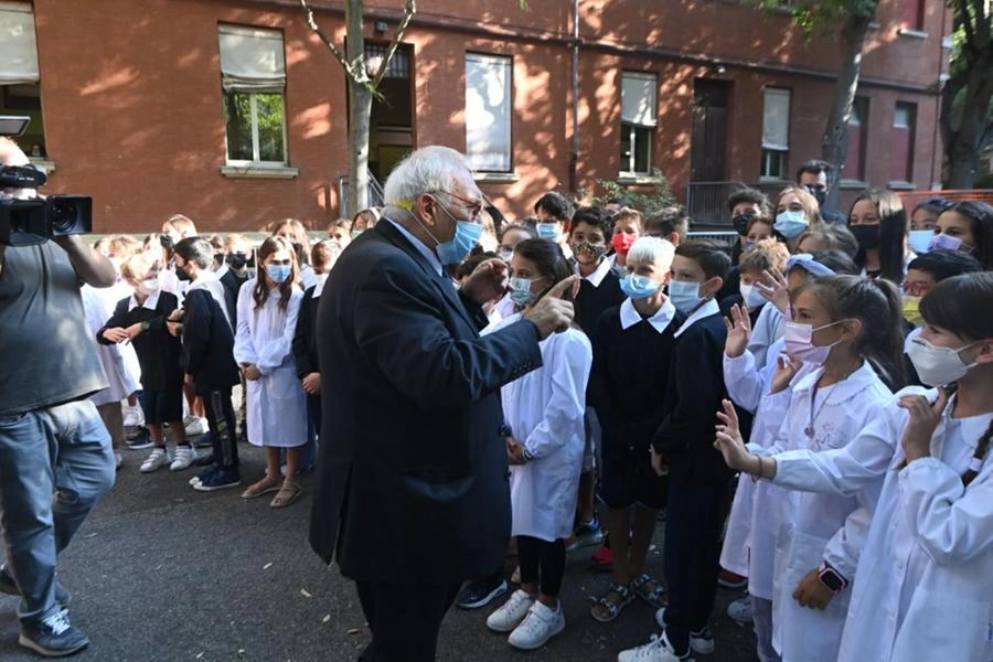 Il ministro all'Istruzione Bianchi con gli studenti al primo giorno di scuola a Bologna