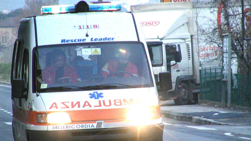 Un'ambulanza (foto d'archivio)