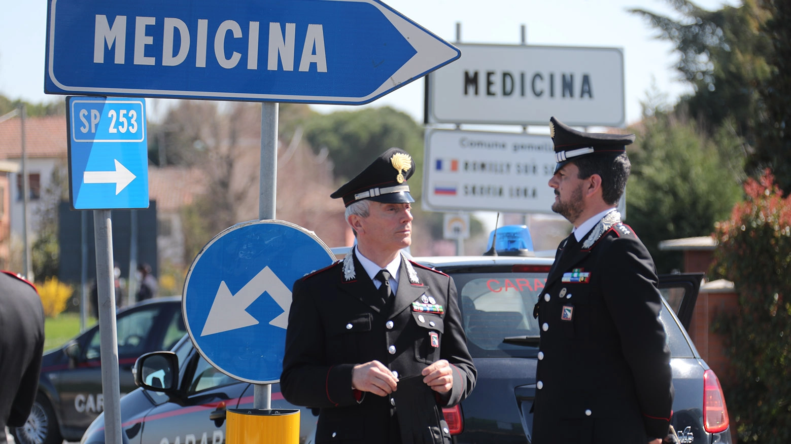 I carabinieri presidiano gli ingressi a Medicina (Isolapress)