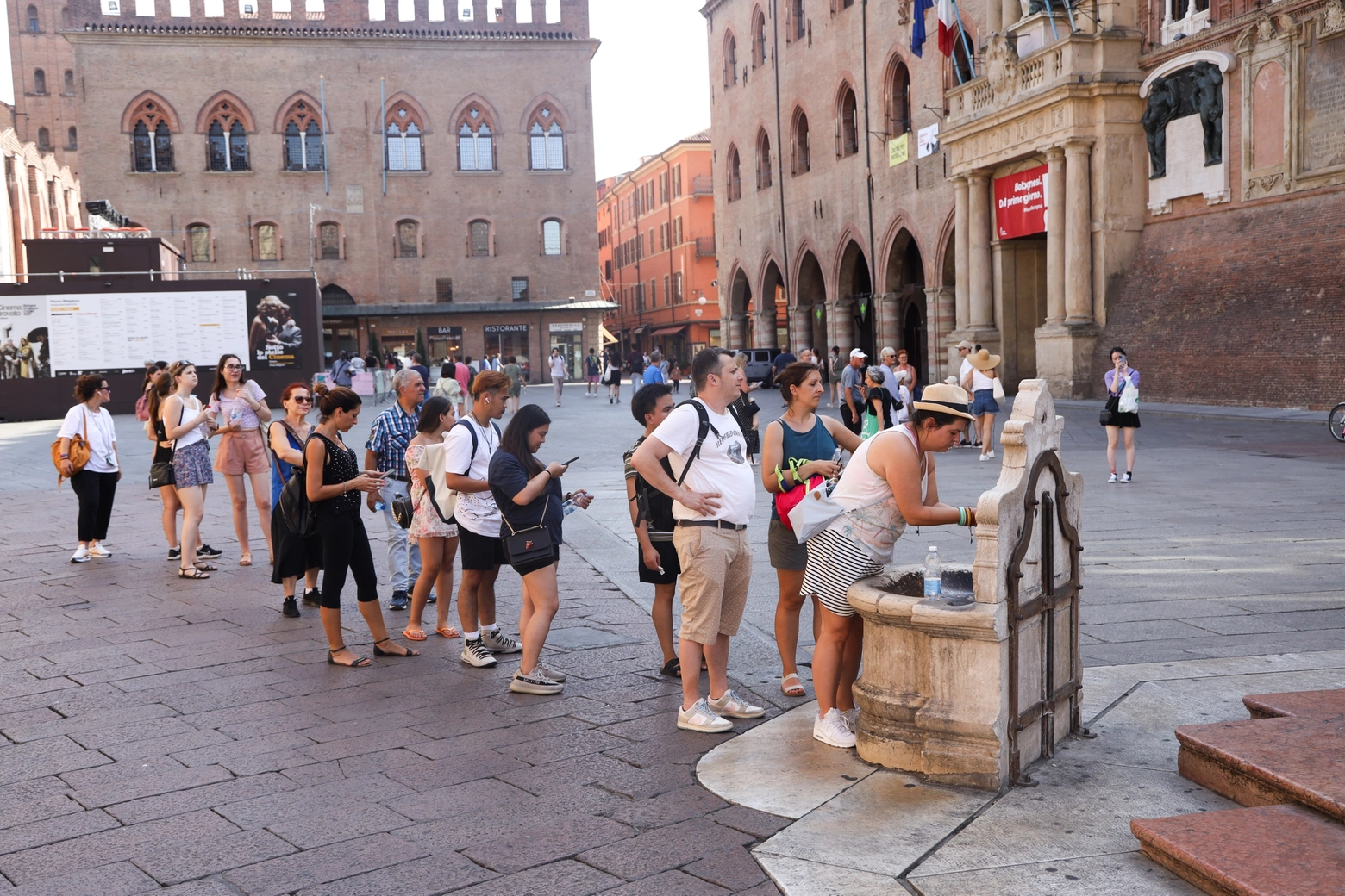 Caldo, fila alla fontana a Bologna (FotoSchicchi)