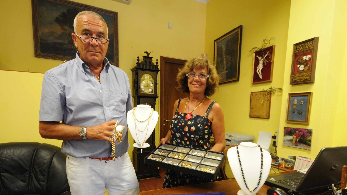 Guido Clemente, il titolare da oltre dieci anni del negozio ‘Compro oro’ di via Umberto I a Rovigo (Foto Donzelli)