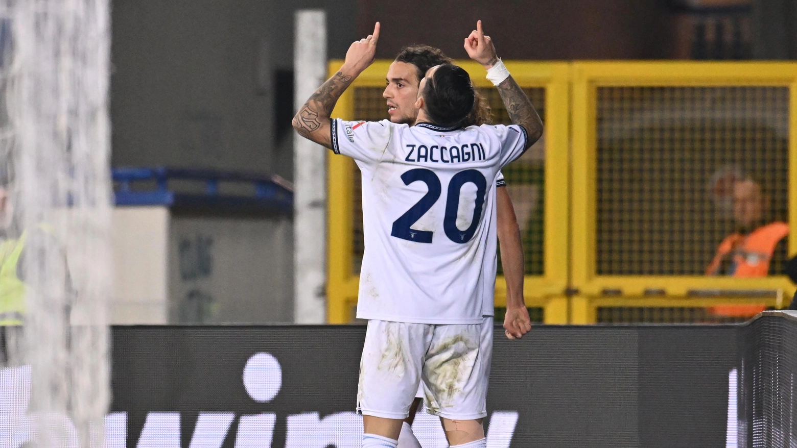 Mattia Zaccagni indica il cielo dopo il gol del 0-2 nella gara contro l'Empoli (foto Ansa)