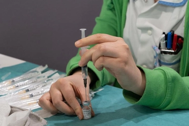 Covid, Ema: "Probabile vaccino adattato a varianti entro settembre"