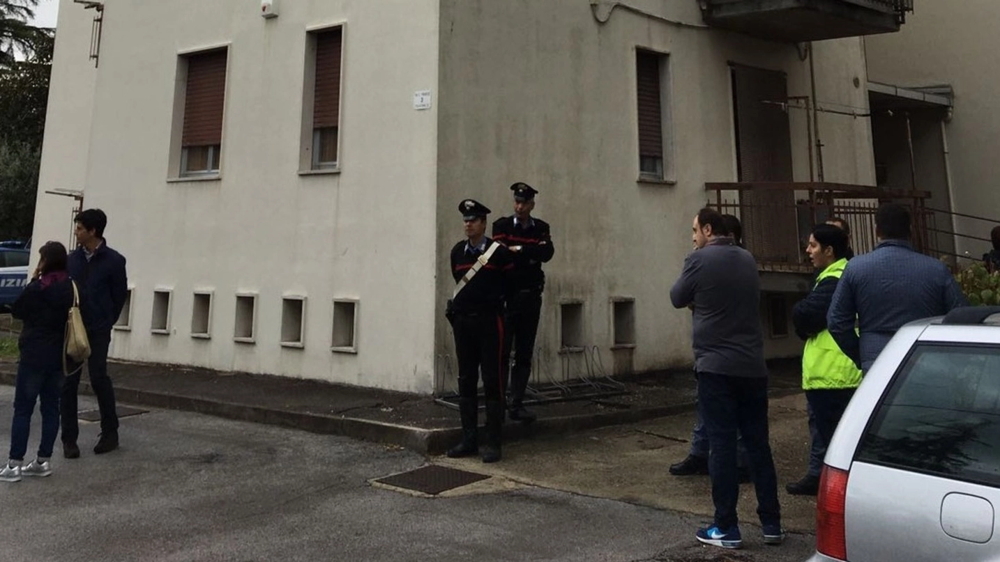 I condomini della palazzina di via Pavese in strada insieme ai carabinieri di Civitanova