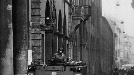 Bologna, 1977: un blindato a presidio in via Zamboni, nella zona universitaria