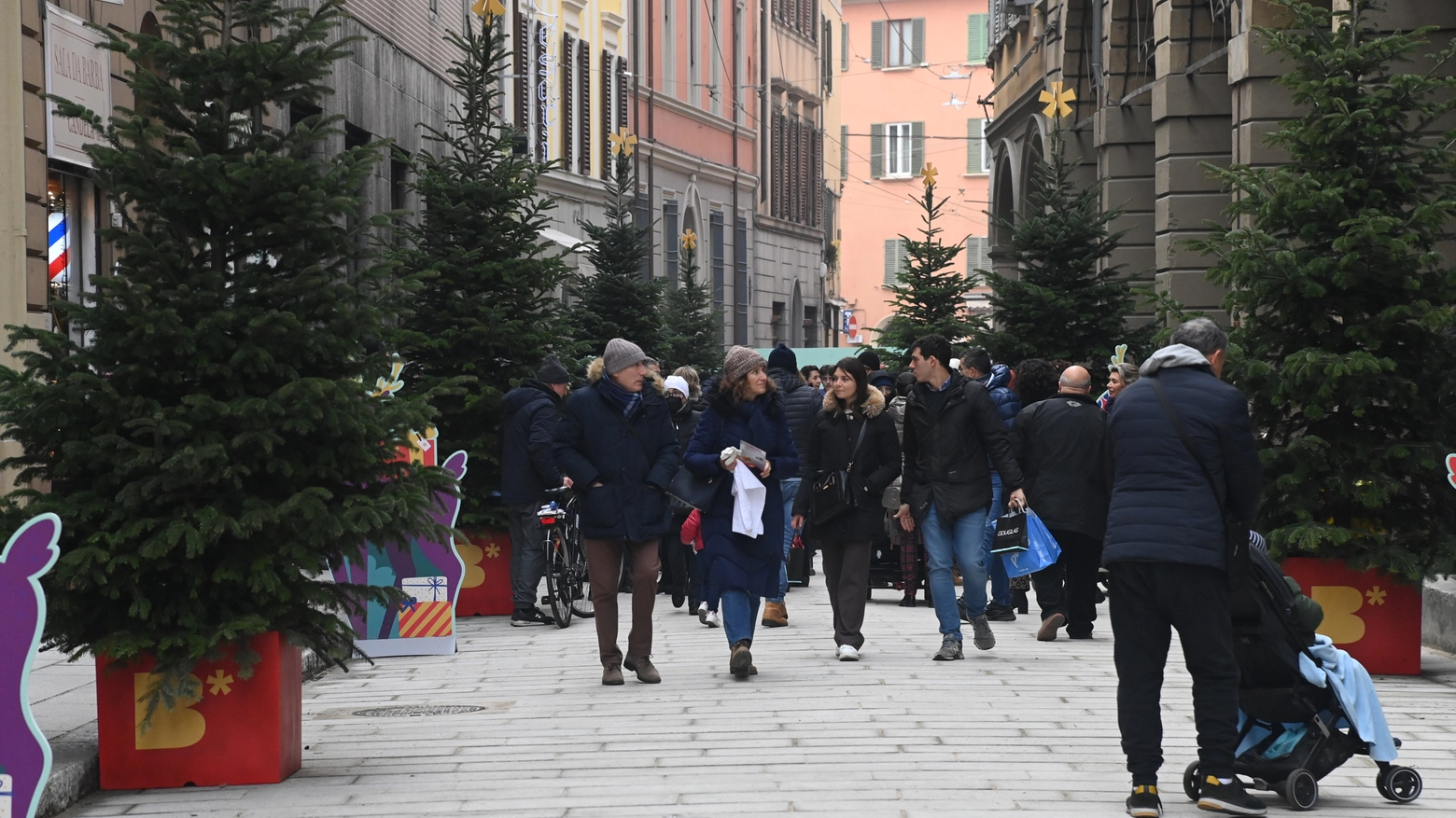 Via de' Carbonesi aperti ai pedoni durante lo shopping natalizio (Fotoschicchi)