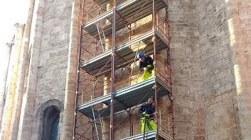 L’impalcatura  sul campanile  della chiesa  di San Francesco