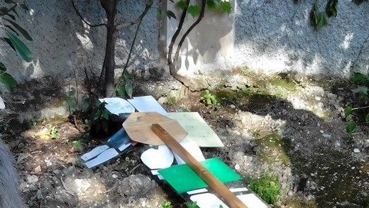 Il totem abbattuto dai vandali nel giardino dell'asilo a Falconara