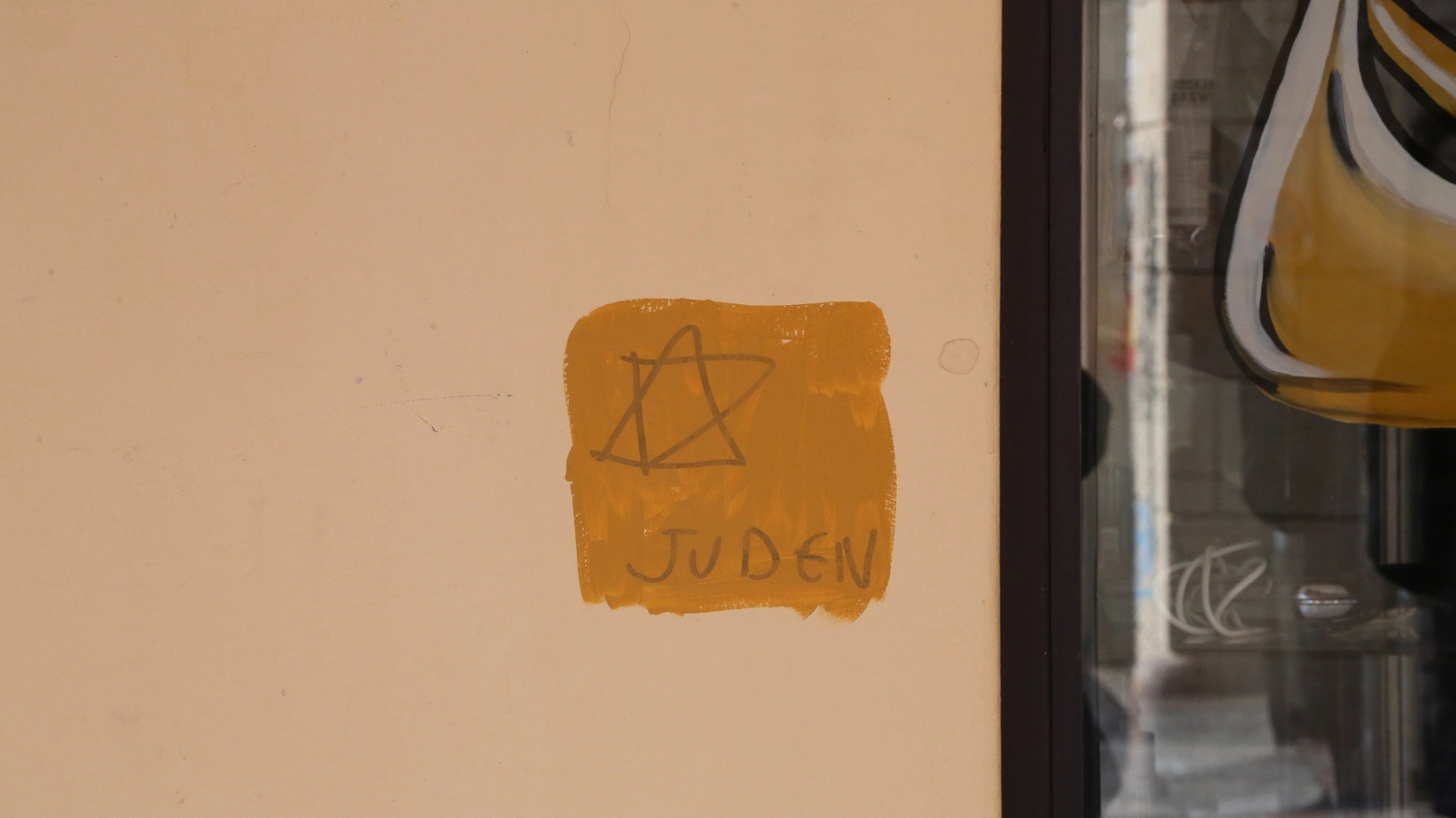 La Stella di David con la scritta 'Juden' in via Piella (Foto Schicchi)