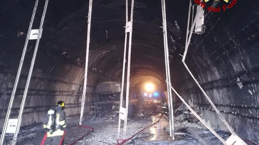 Un’immagine del tunnel bruciato scattata dai Vigili del Fuoco