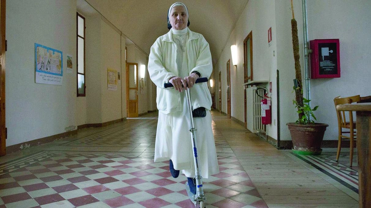  Suor Marisa Bambi, 65 anni, in monopattino nel convento con corridoi infiniti