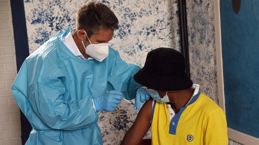 Massimo D'Angelo durante le vaccinazioni (foto Crocchioni)