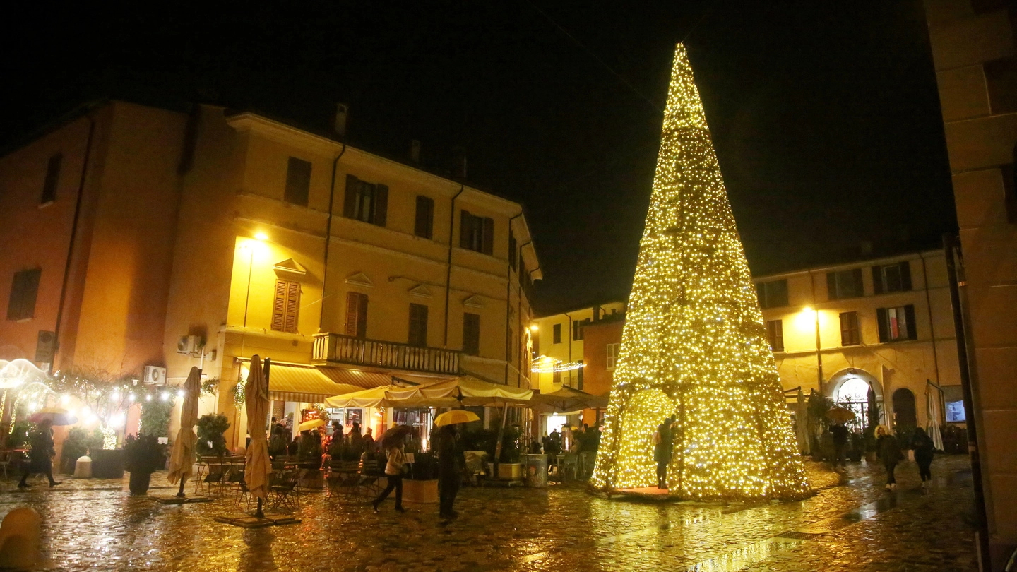 L'albero di Natale acceso in piazza Amendola (foto Luca Ravaglia)