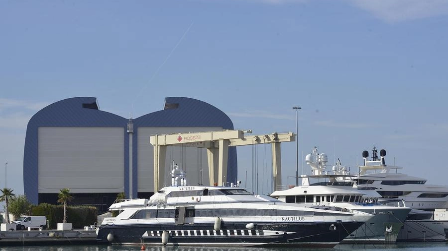Una veduta del porto di Pesaro e sullo sfondo l’area del refitting del cantiere Rossini
