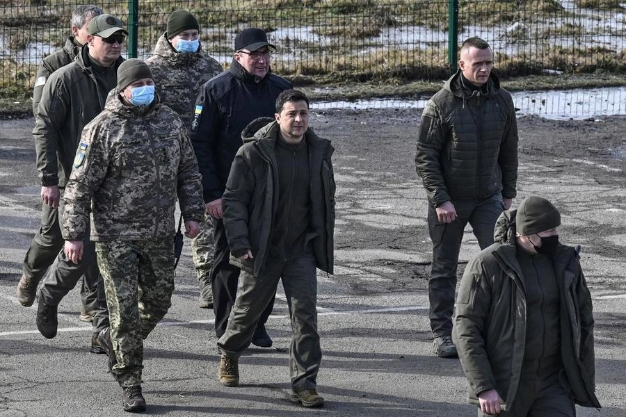 Il presidente ucraino Zielensky trai militari