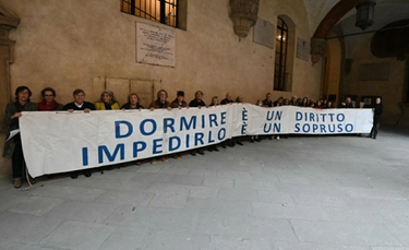 Protesta in Comune a Bologna, comitati contro l’economia della notte: “Dormire è un diritto”