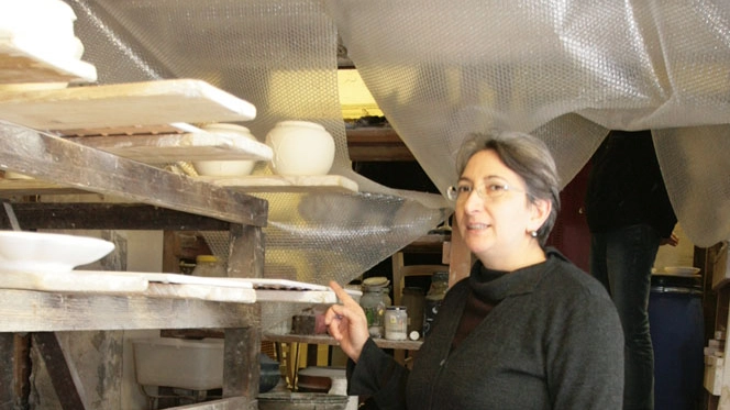 Marcella Molaroni nello storico laboaratorio di ceramiche