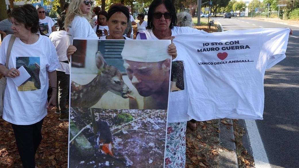 Manifestazione per Mauro Guerra. Accusato di eutanasie irregolari, al via il processo al veterinario