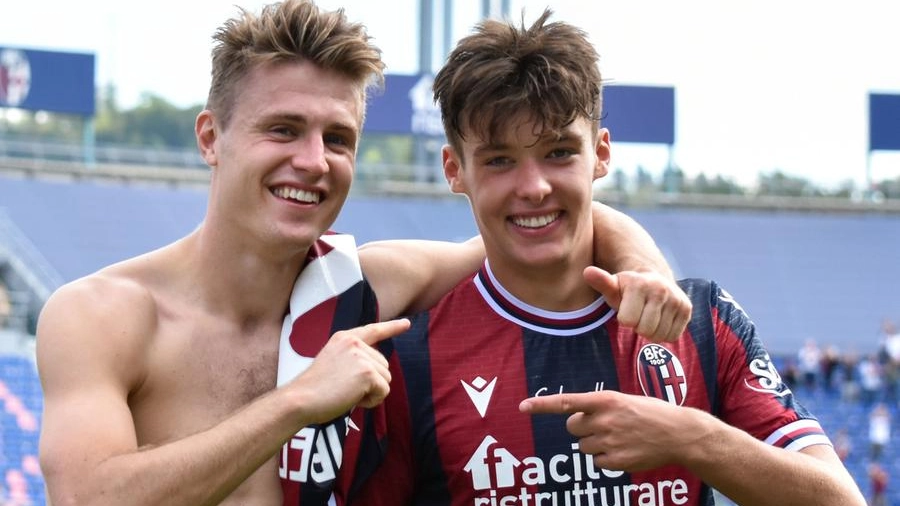 La meglio gioventù rossoblù: Mattias Svanberg, 22 anni, con Aaron Hickey (19)