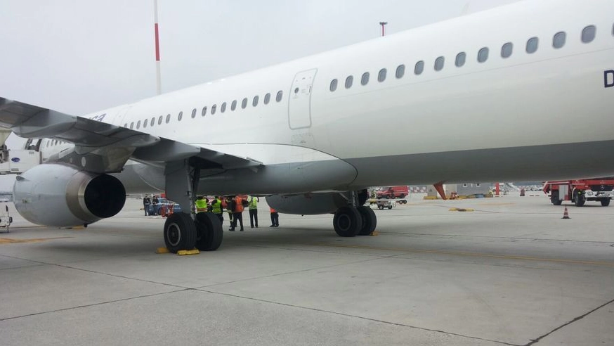 L’aereo della Lufthansa in partenza da Venezia al momento dell’incidente: decollo annullato 