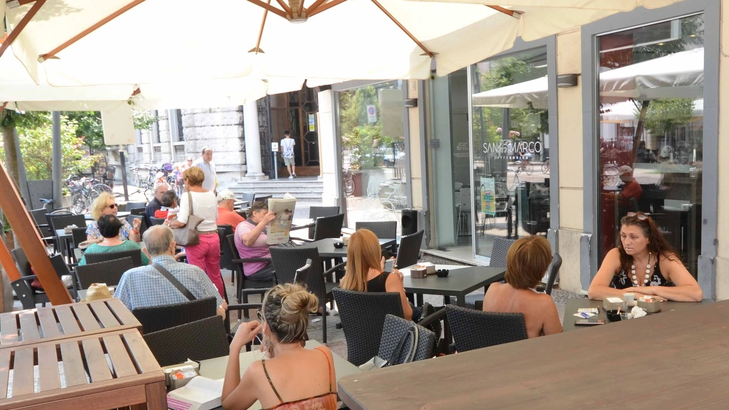 Al centro, il plateatico del Caffè Dersut in Corso del Popolo (foto Donzelli)