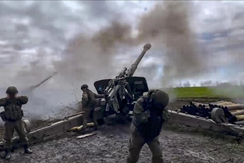 L'esercito russo usa l'oblice nella regione di Donetsk