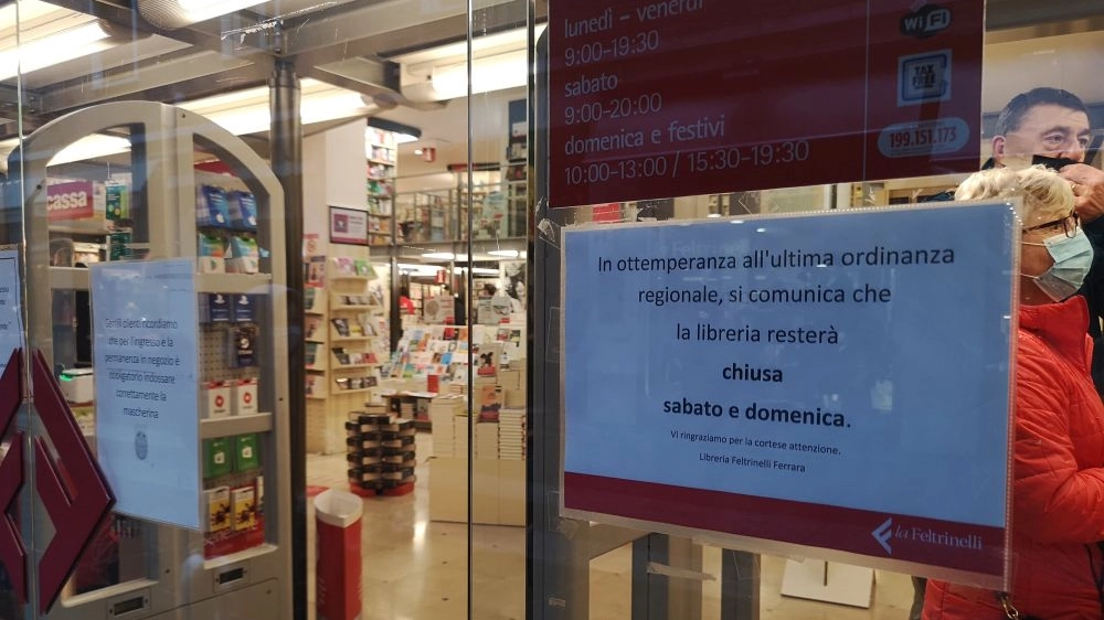 Il cartello affisso all’ingresso della libreria Feltrinelli che annuncia la chiusura