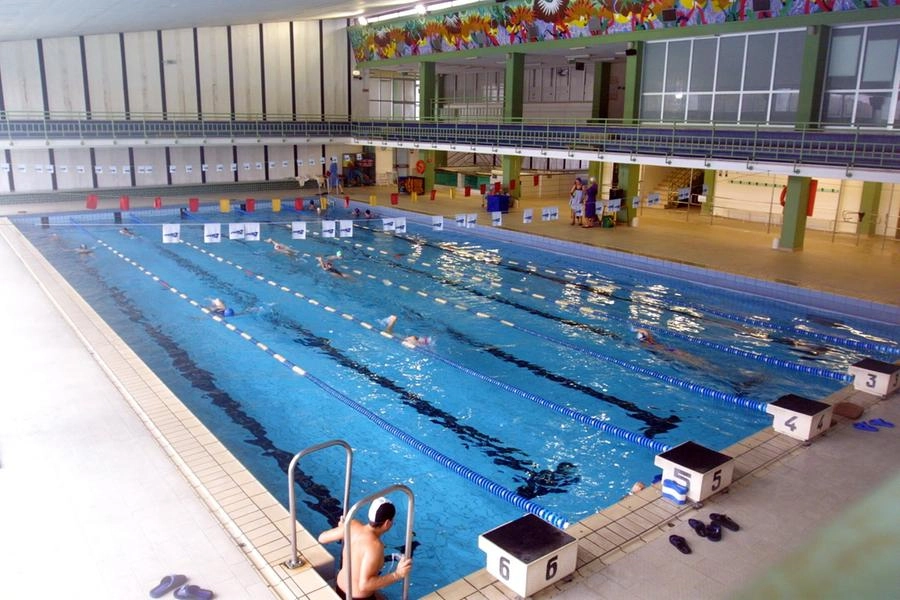 Una piscina coperta, foto generica