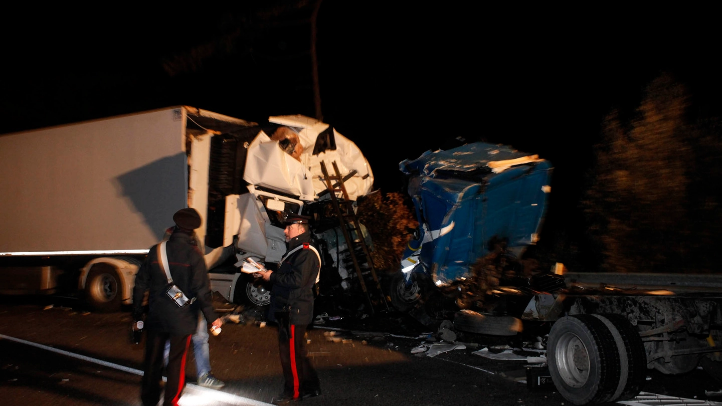 Incidente tra due camion sulla Romea (foto Corelli)