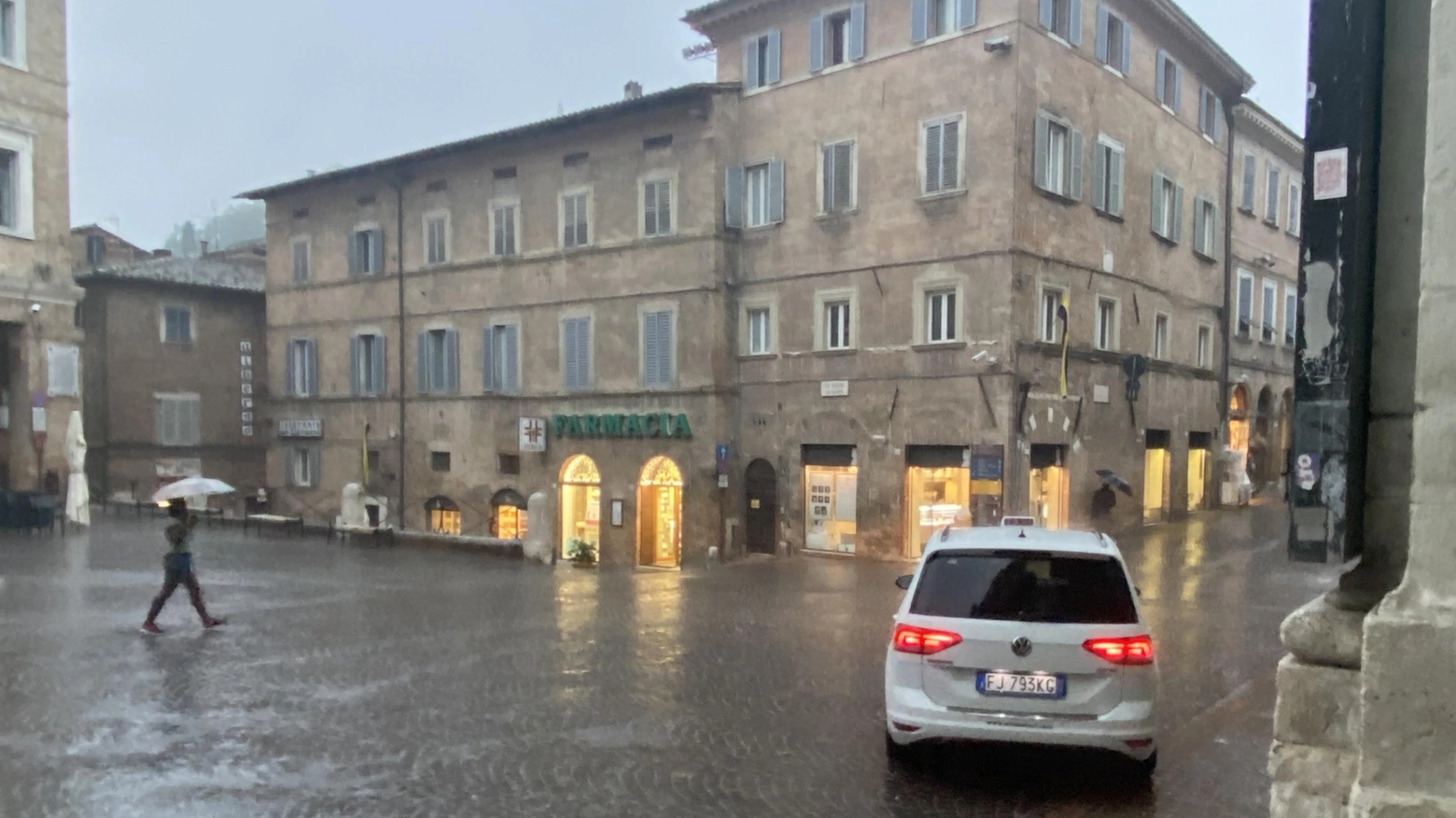 Piove e niente bus:  la trappola della piazza