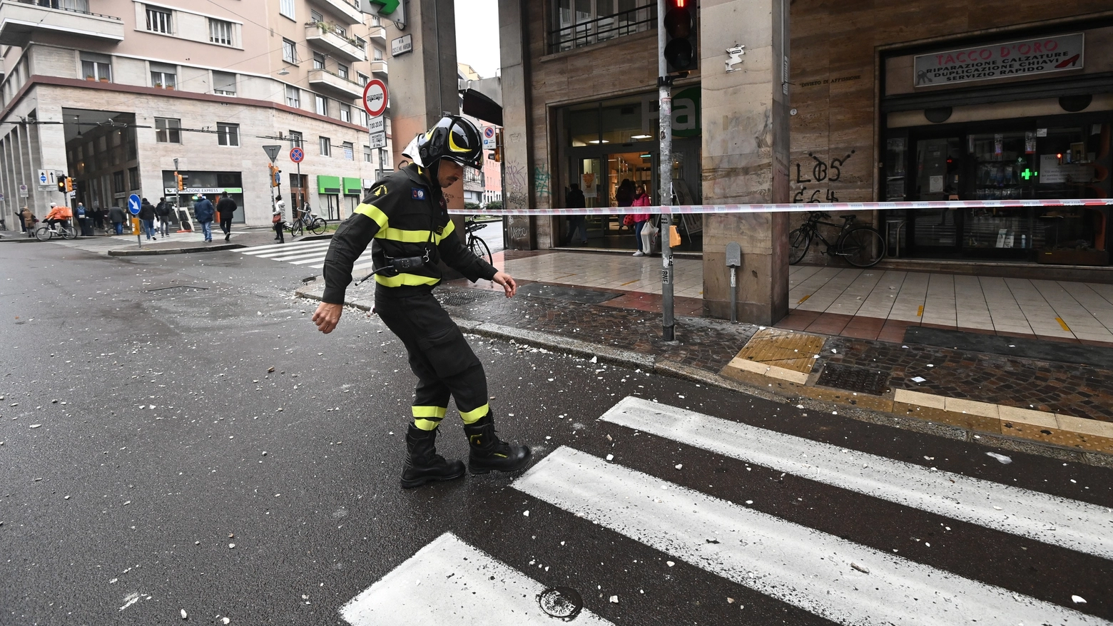 Pezzi di intonaco caduti da un palazzo in via Marconi, vigili del fuoco al lavoro (foto Schicchi)