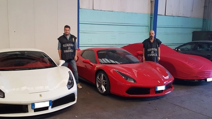 Le Ferrari poste sotto sequestro