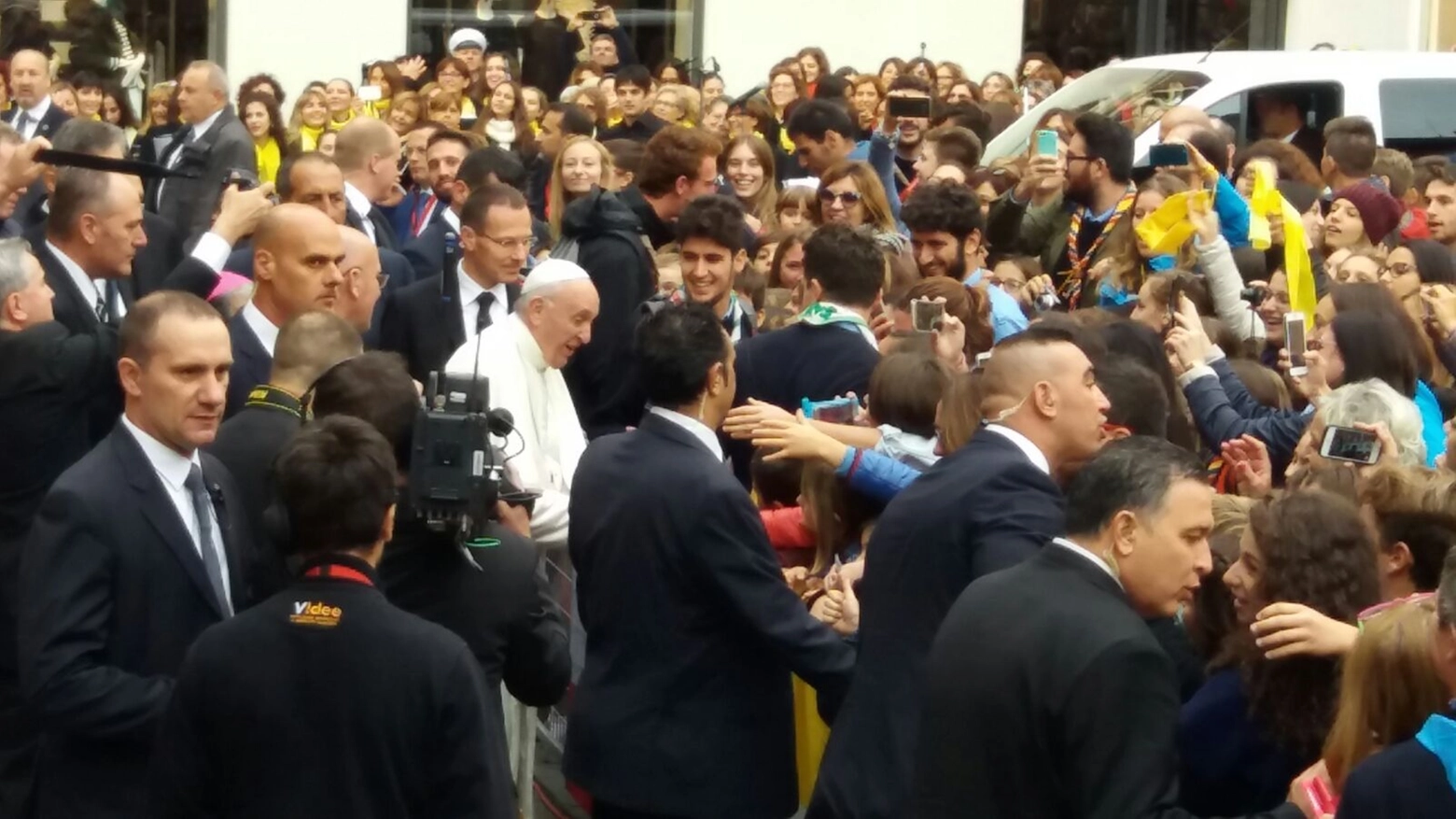 Cesena, Papa Francesco saluta i fedeli in piazza