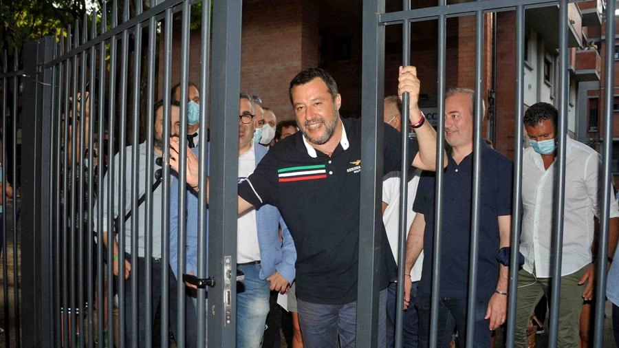 Salvini apre il cancello del parco Toti a Ferrara