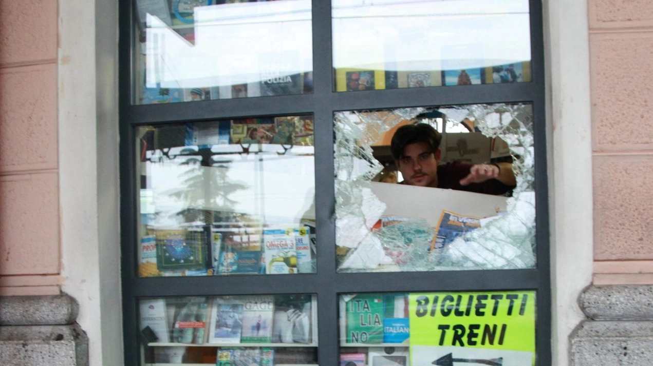 La vetrina dell’edicola della stazione sfondata dai ladri (foto Luca Ravaglia)