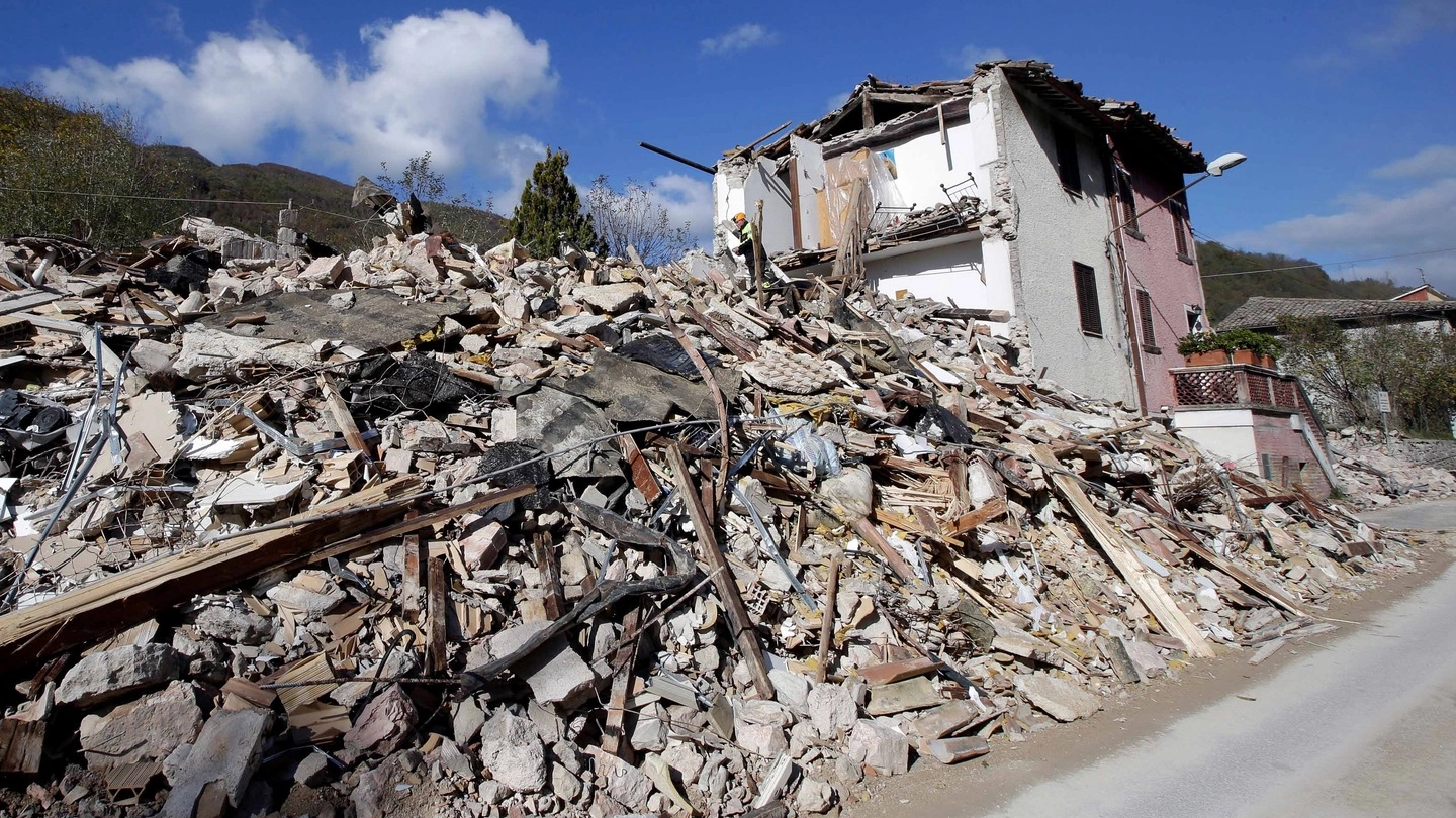 Terremoto, case distrutte a Visso (Reuters)