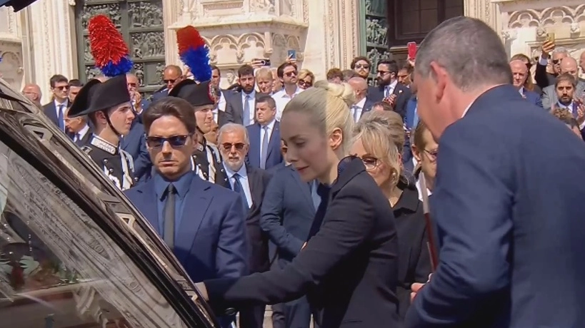 L’ultimo saluto dei familiari a Silvio Berlusconi davanti al duomo di Milano dopo i funerali. Per intitolare una via o una piazza al Cavaliere, essendo una morte recente, servirà il consenso della Prefettura