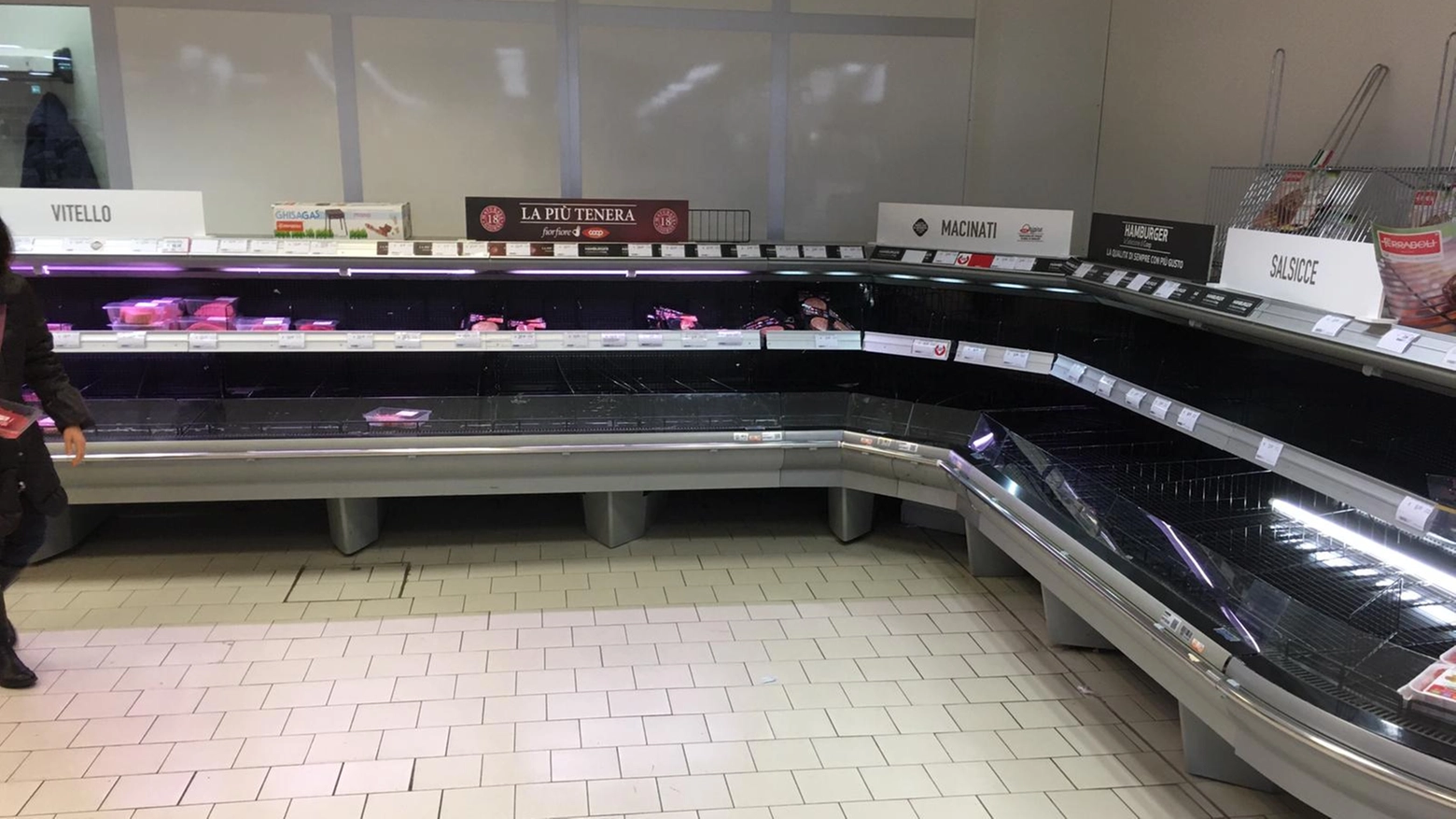 Scaffali vuoti a partire da ieri pomeriggio nei supermercati