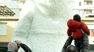 Le operazioni di spostamento dello yeti e di Babbo Natale hanno movimentato la mattinata  di ieri in viale Ceccarini: tante persone hanno approfittato per scattarsi un selfie col le statue