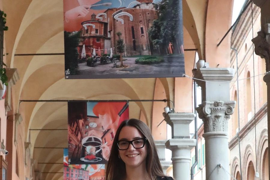 Sotto i portici in piazza Matteotti la mostra ‘Imola ripiena’ ideata da Elisa Lanconelli