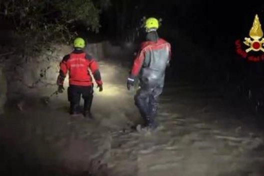 Le ricerche del vigile del fuoco caduto in un torrente nel Bellunese
