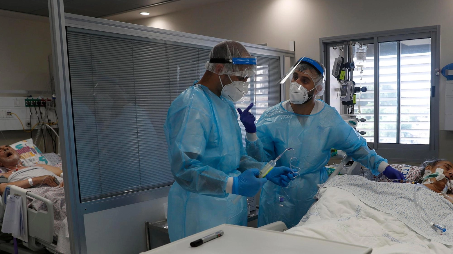 Israele, due dottori nel reparto Covid (Ansa)