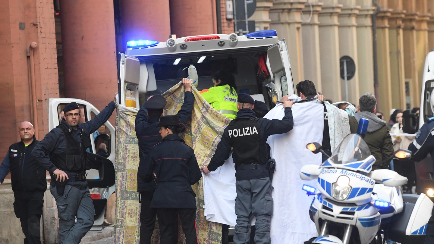 Bimbo caduto dal carro al Carnevale di Bologna, i soccorsi (FotoSchicchi)