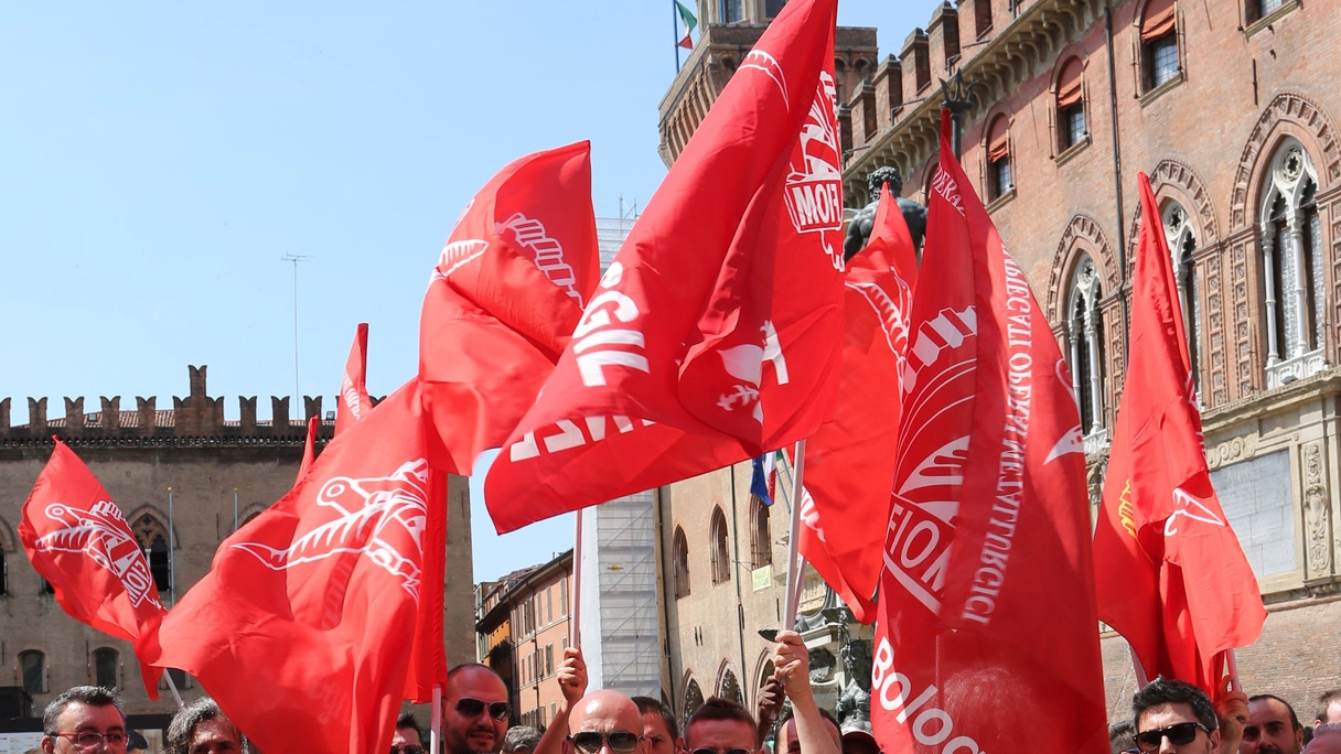 Una manifestazione dei lavoratori Samp in piazza Maggiore (foto d’archivio)
