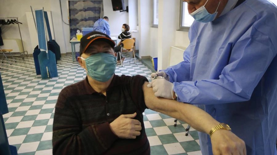 Vaccino terza dose Covid e antinfluenzale per gli anziani