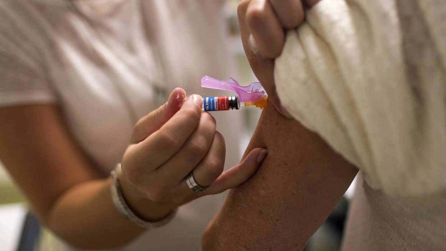 Vaccino (foto archivio Olycom)