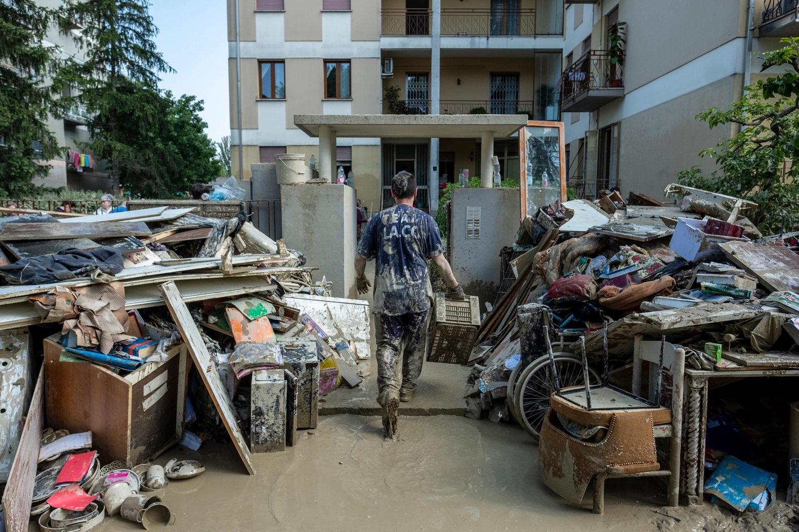 I mobili e gli oggetti personali distrutti per le strade di Faenza