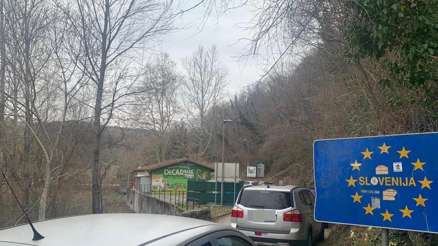 Lunghe file di auto al confine per fare il pieno di benzina meno cara in Slovenia