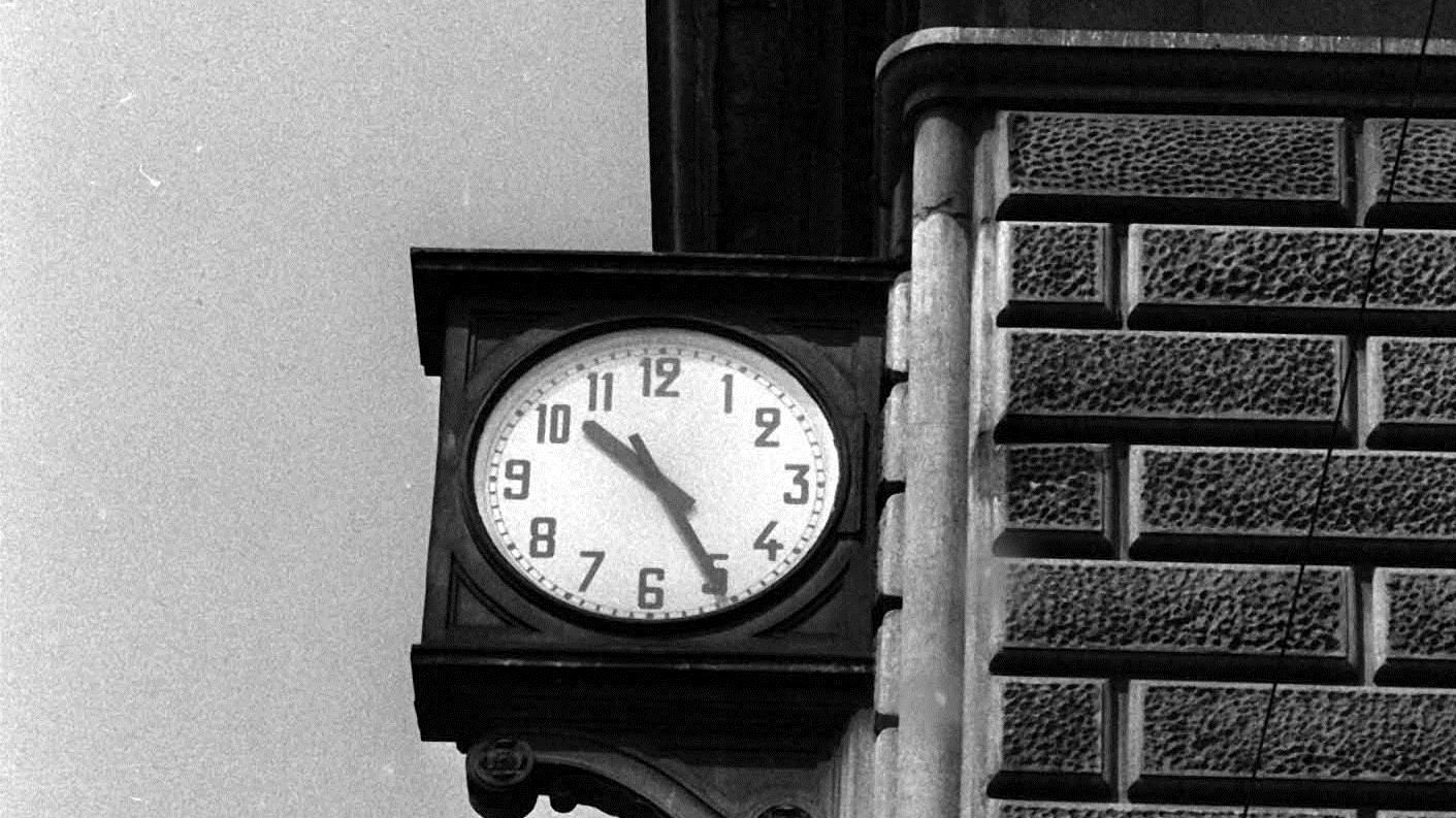 Foto simbolo della strage alla stazione di Bologna, l'orologio fermo alle 10.25 